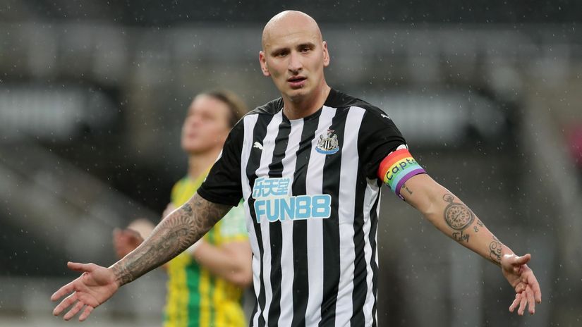 Jonjo Shelvey: Pointless running, "stand still" and "stop moving like a nutcase"