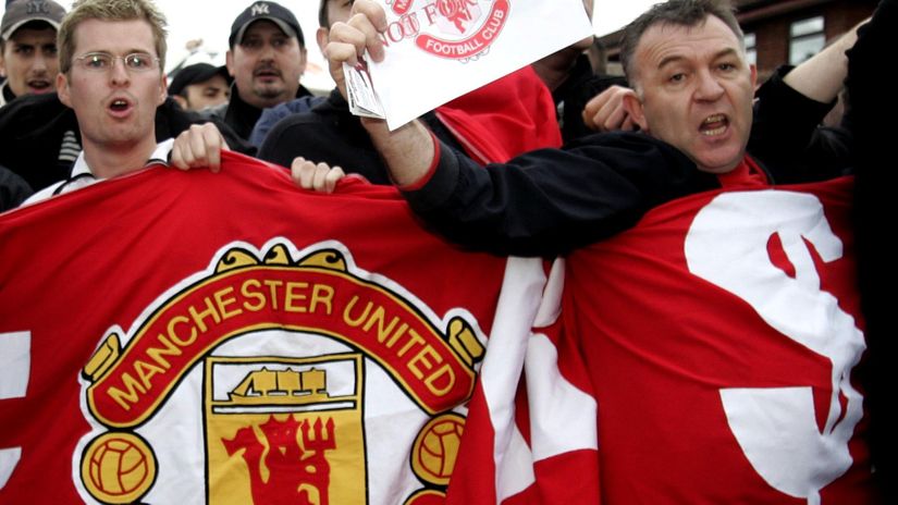 Glazers out! Man Utd fans block the club's training facilities with Solskjaer intimidated
