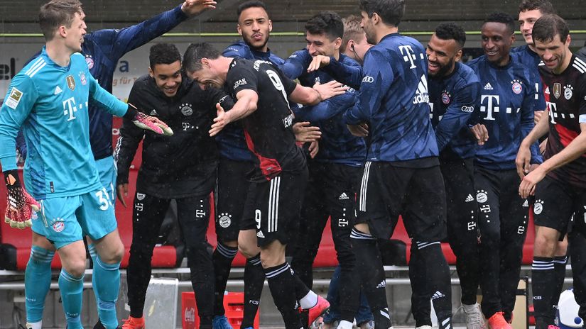 LEGENDOWSKI makes it! 40 goals in one season, levels 39 years old Bundesliga record