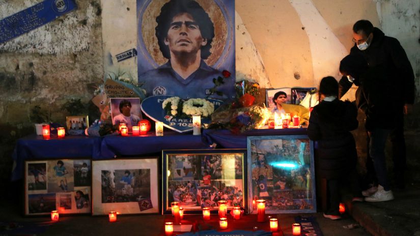 Maradona doctors face premeditated murder charge over star's death