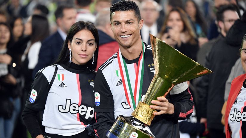 Ronaldo staying in Juve, according to his girlfriend, the club eying two Milan players