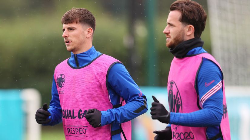 Mount and Chilwell in self-isolation after close contact with their Chelsea teammate Gilmour
