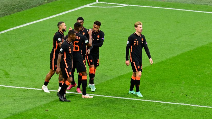 Wijnaldum and Depay star as Oranje ease to top spot with Austria also progressing with a win over Ukraine