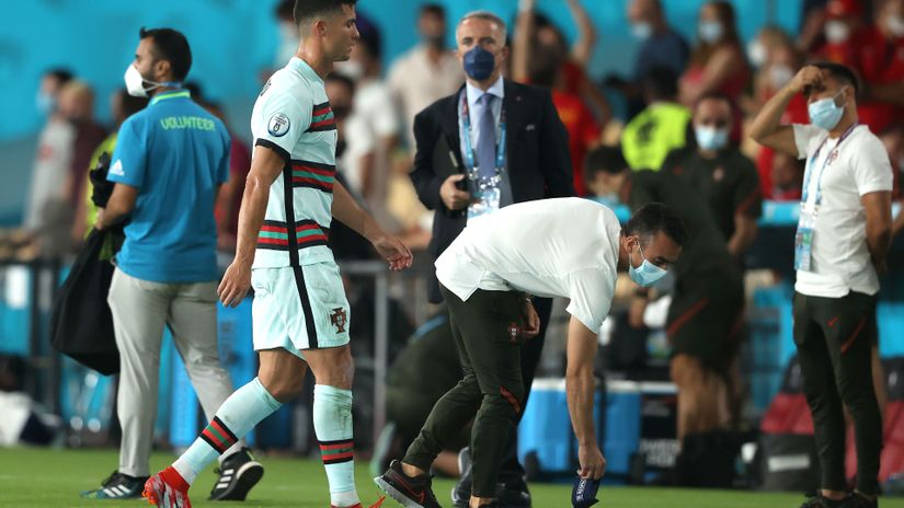 Ronaldo has serious problem with captain's armband - he threw another one