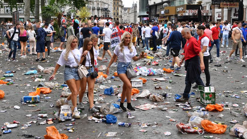 London in disarray ahead of the Euro 2020 final! Alcohol-fueled frenzy around Wembley