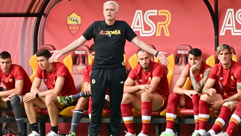 Mourinho debuts in Roma's dugout by trashing fourth-tier side 10-0