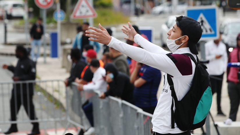 MESSIMANIA: Airport full of fans, police forces managing access