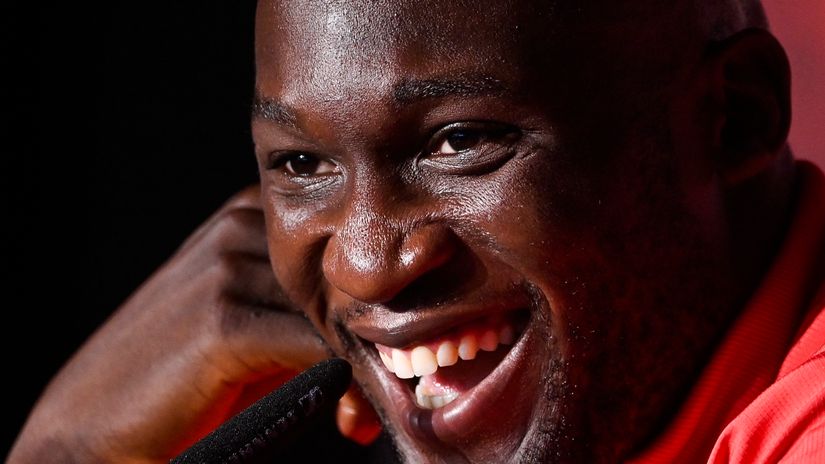 There can't be a better mentor! Romelu Lukaku is talking to Chelsea great Didier Drogba all the time