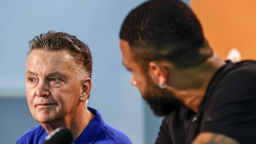 Van Gaal mimics the sound of the F1 engine mocking Frenkie De Jong for loving it