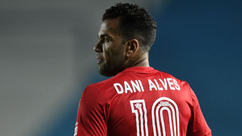 Brazilian shock! Legendary defender Dani Alves leaves Sao Paulo because of unpaid wages