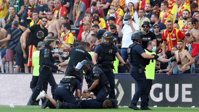 Ugly scenes as Lens fans invade the pitch during the Northern France derby