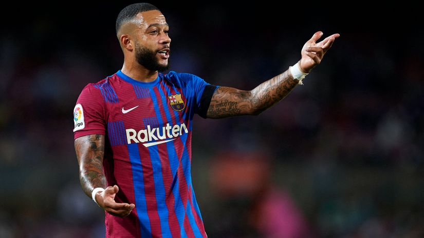 Depay snaps at a journalist over Barca: ‘How dare you?’