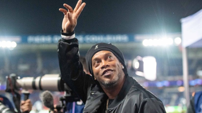 Dady's back home! Ronaldinho returns to Parc des Princes and hugs his younger bro Messi