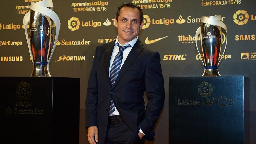 Barcelona appoint Sergi Barjuan as the interim boss, talks with Xavi for a permanent role