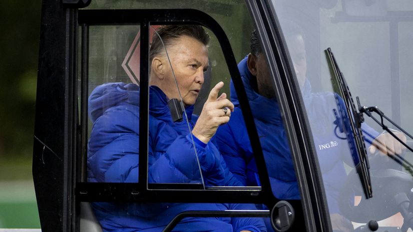 At least his brain is still working! Veteran Netherlands coach fell off his bicycle and hurt his hip