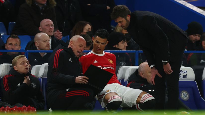 Keane: "Ronaldo has not come back to Man United to sit on the bench"; Carragher: "I don't think it should be a big story if Ronaldo doesn't start every game"