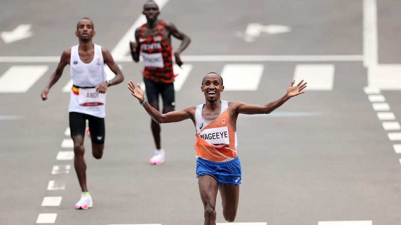 Eyes on Cherono in Valencia