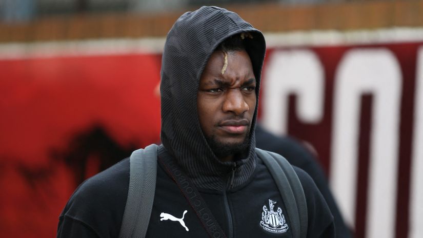 Saint-Maximin gives 300 million watch to a fan, Dalot helps the disabled supporter