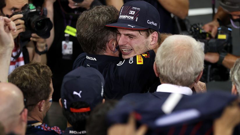 What a drama! Verstappen wins the F1 world championship amid the controversial last-lap showdown with Hamilton