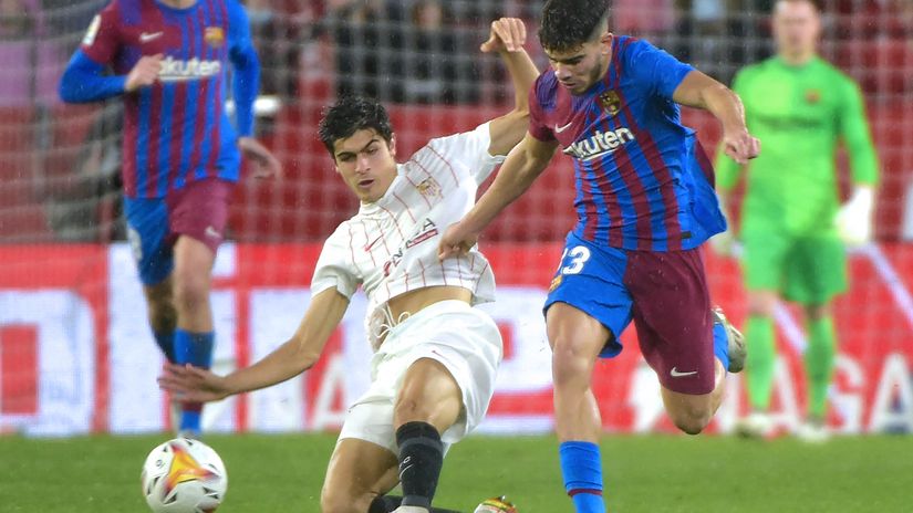 10 men Sevilla saves a point against Barcelona