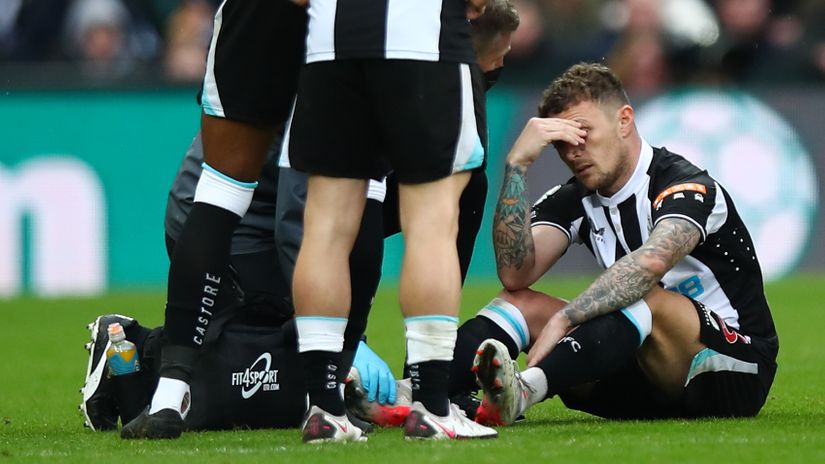 Trouble for Newcastle - Trippier injures his foot and will be off the pitch for a while