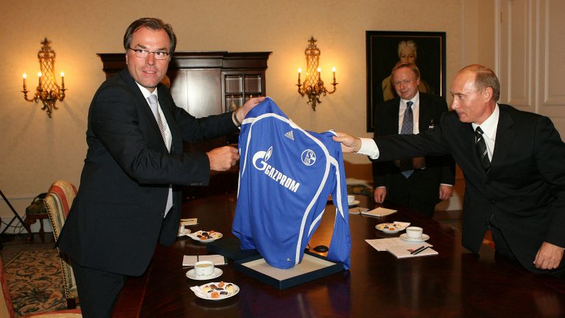 Schalke's future at stake: They owe over 200 million USD but gave up a sponsorship that brought them 450 million?!