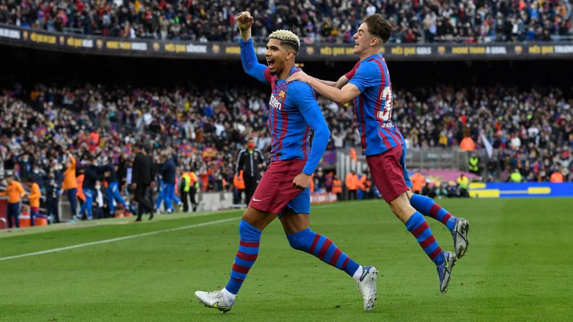 Barca plans many signings, but have problems extending their own players