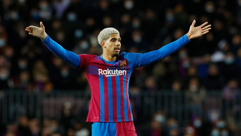 You give me less money - I stay for less time: Araujo remains at Barca