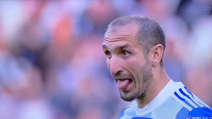 What's 'wrong' with Chiellini?! (VIDEO)