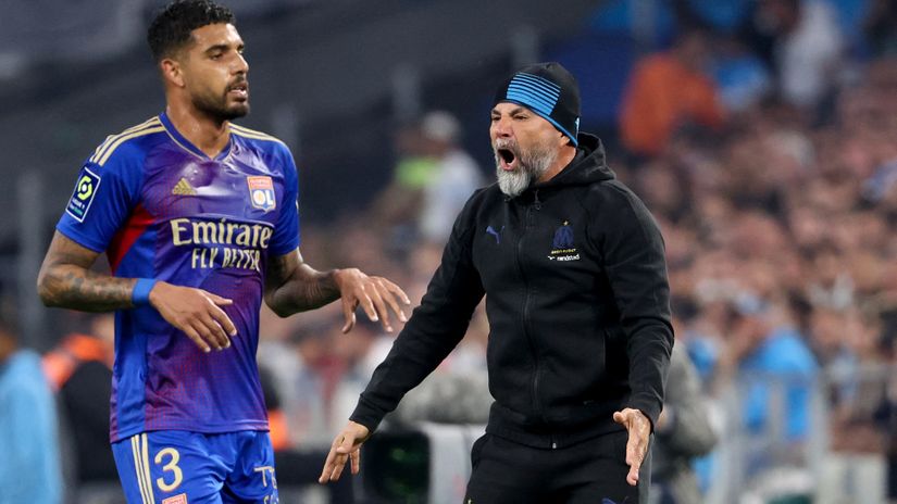 Mafiosi-like Santa, tons of flares and a whole pack of brawls in the Clash of the Olympics