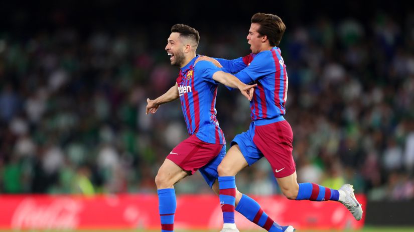 Alba's final seconds rocket sends Barca to the Champions League