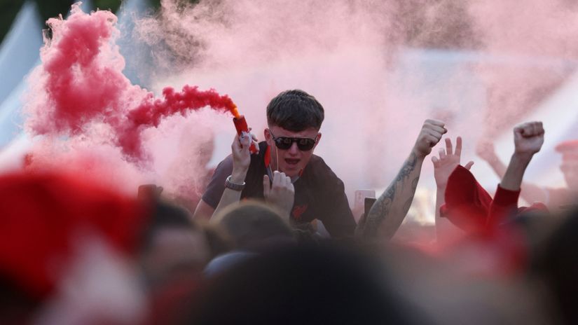 Chaos outside Stade de France postpones Champions League final